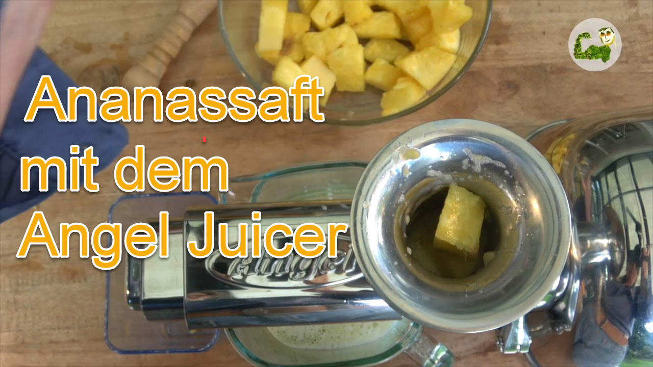 Ananassaft im Angel Juicer entsaftet